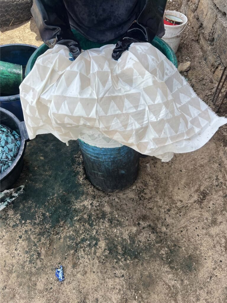 Artisan au travail sur un motif batik