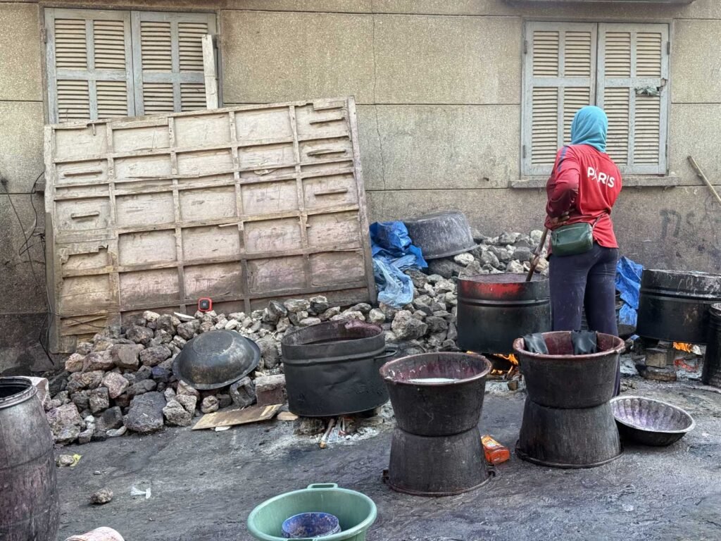 Mains d'artisan travaillant le tissu