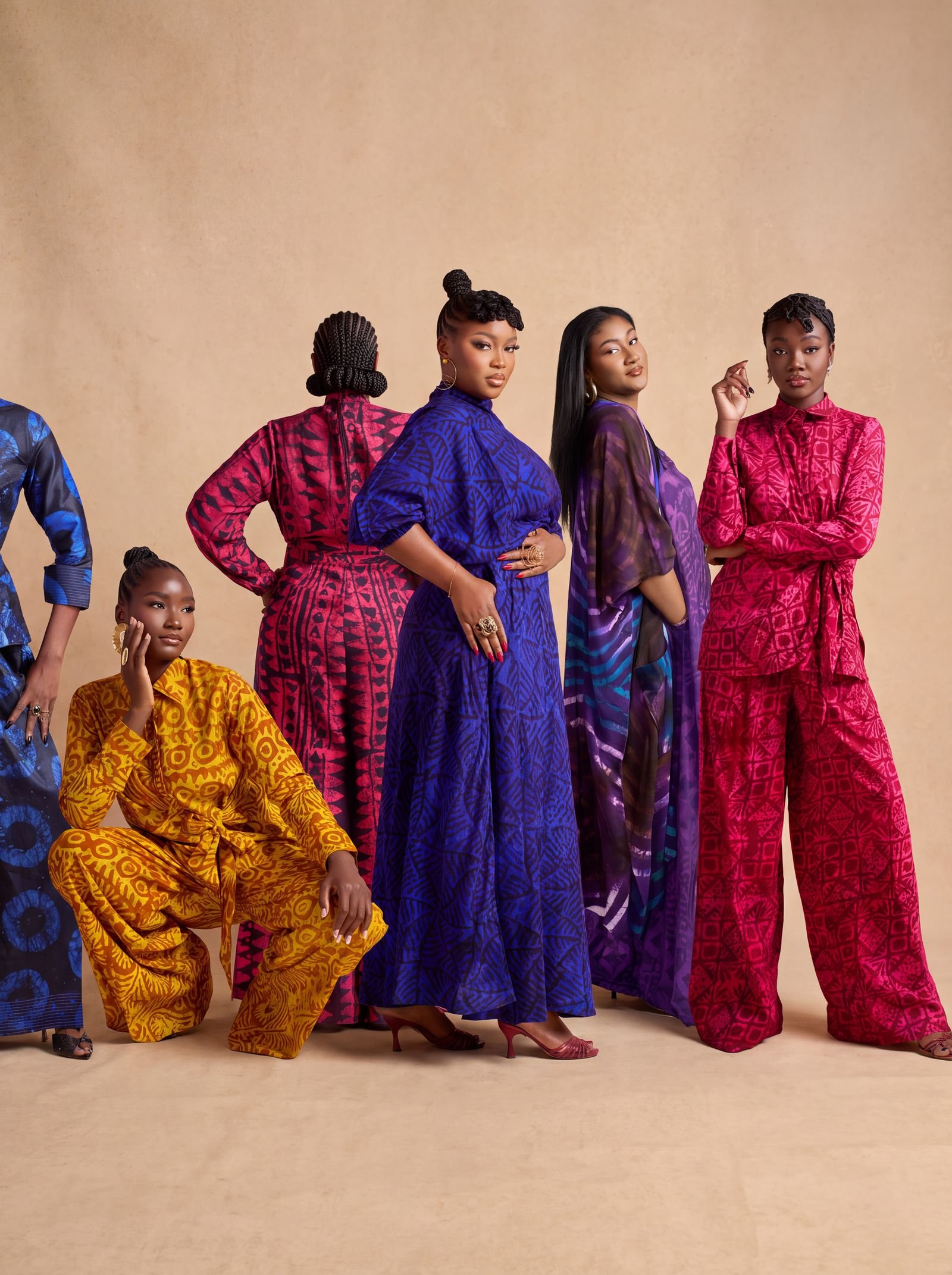 Mannequins Thiane portant plusieurs tenues batik colorées