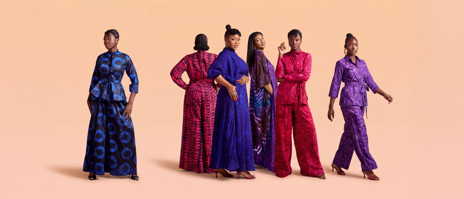 Mannequins Thiane portant plusieurs tenues batik colorées, fond blanc